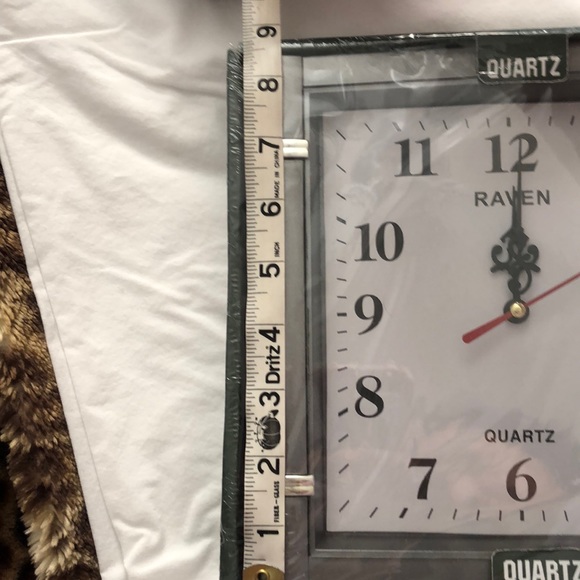 NIB Wall Clock that looks like a watch face - Picture 8 of 8